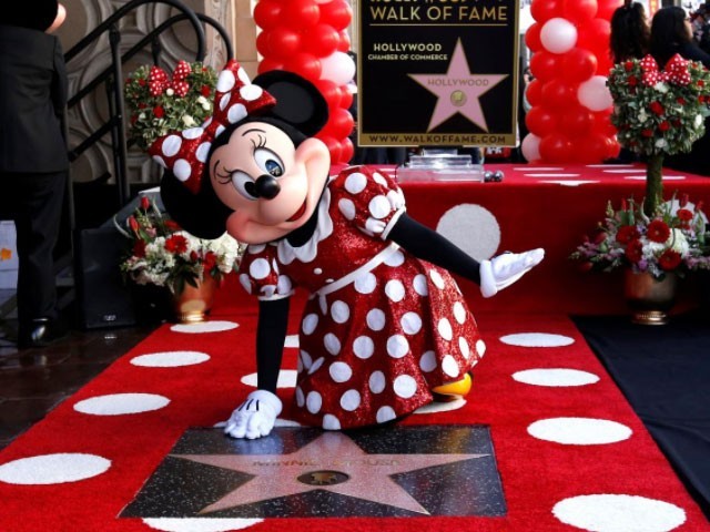 ロサンゼルス・ハリウッドの「ウォーク・オブ・フェーム」で殿堂入りセレモニーに登場したミニーマウス